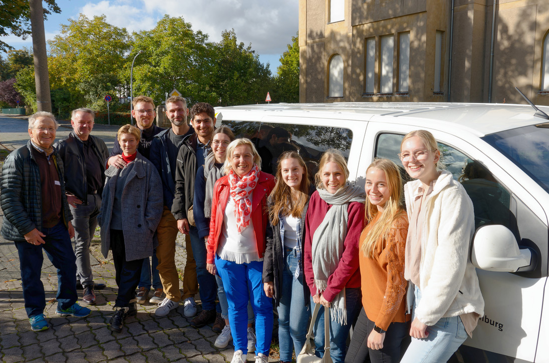 Simone Taubenek, Bürgermeisterin von Forst begrüßt Studenten der  Medizinische Hochschule Brandenburg