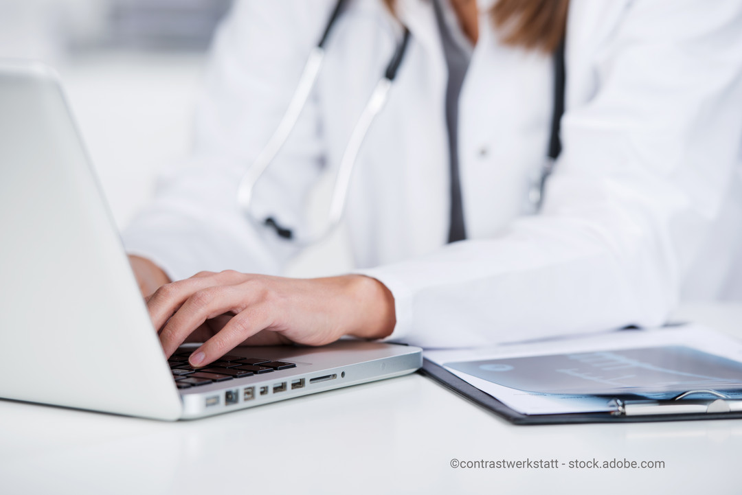 ärztin schreibt am laptop