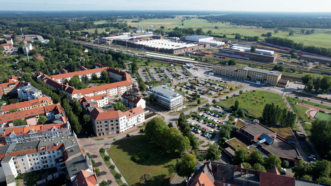 Anbindung an Bahn mit saniertem Bahnhof (Fertigstellung 2025)